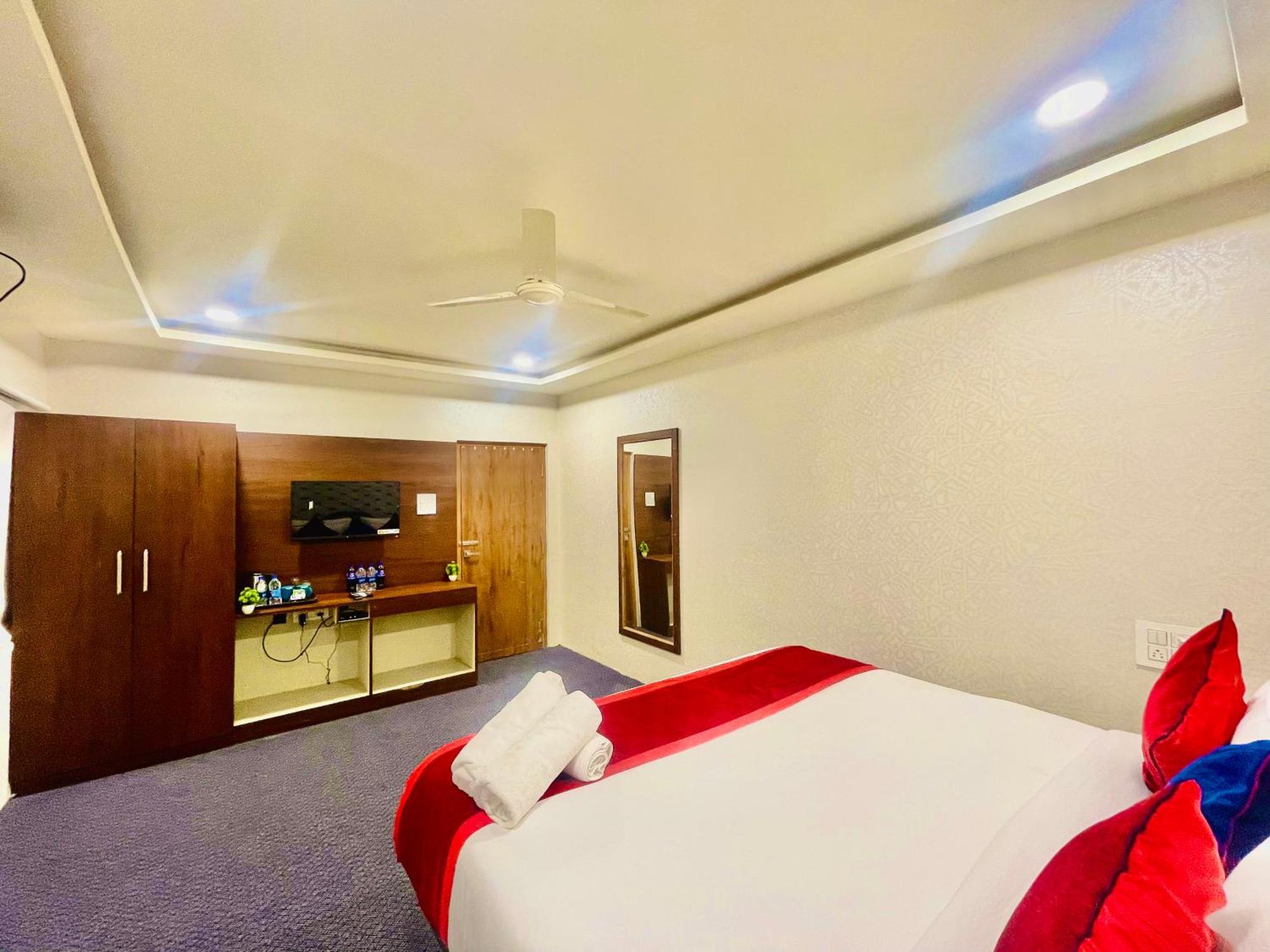 Hotel Eagle Grand Hyderabad Airport Zone Shamshabad Buitenkant foto